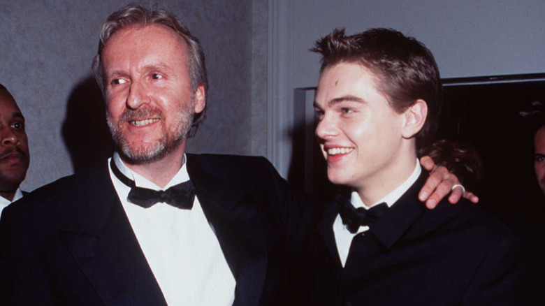 James Cameron and Leonardo DiCaprio smiling at the Golden Globe Awards (1998)