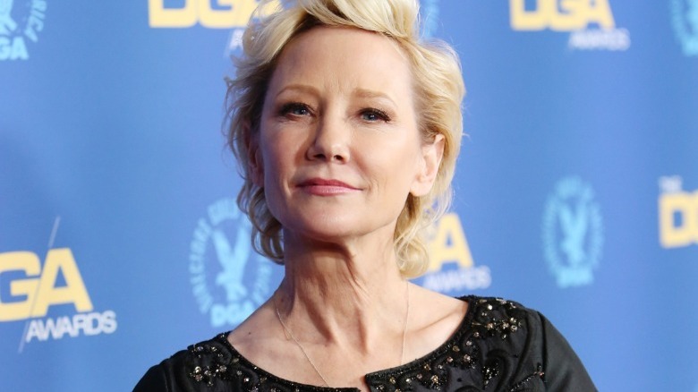  Anne Heche somrient