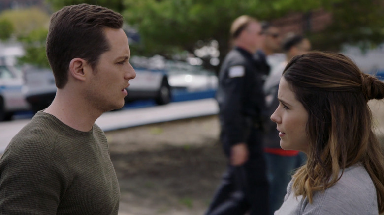 Erin and Jay talking on Chicago PD