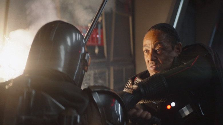 Moff Gideon duels Din Djarin