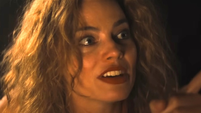 Margot Robbie in Babylon pointing