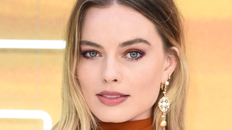 Margot Robbie wearing cute earrings 