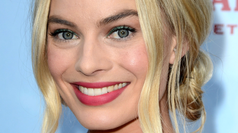 Margot Robbie wearing pink lipstick