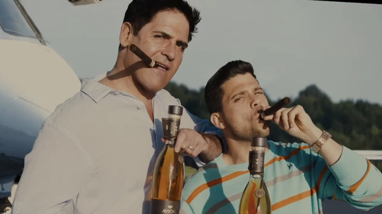 Mark Cuban smokes cigars with Turtle in 