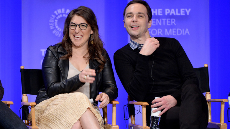 Jim Parsons and Mayim Bialik sitting