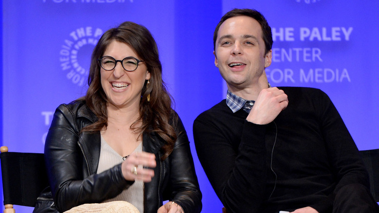 Jim Parsons and Mayim Bialik sitting