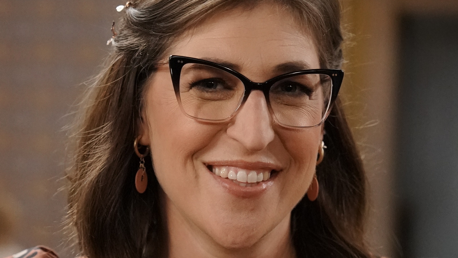 Mayim Bialik Shares How Call Me Kat S Newest Guest Star Pays Tribute To Leslie Jordan