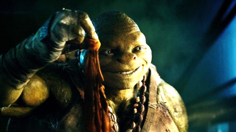 Michelangelo showing his mask to April O'Neil in "Teenage Mutant Ninja Turtles" (2014)