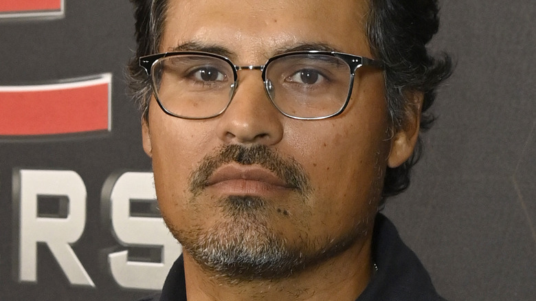 Michael Peña posing