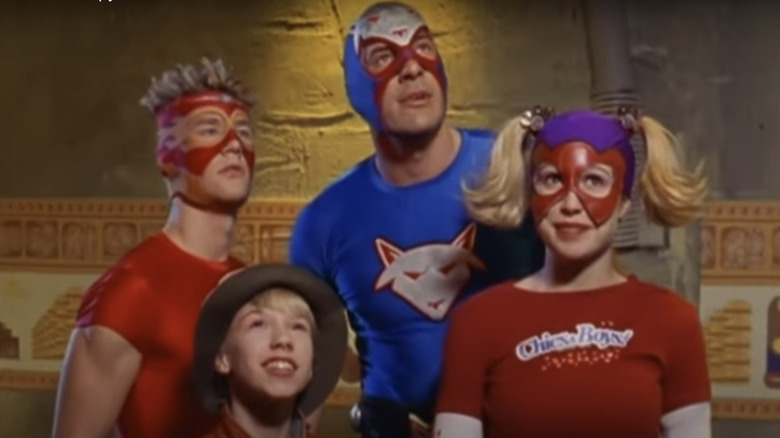 Los Luchadores watching aliens fly away
