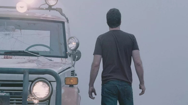 David Drayton standing beside a car in The Mist