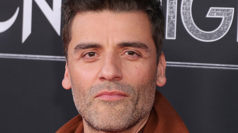 Oscar Isaac posing at premiere