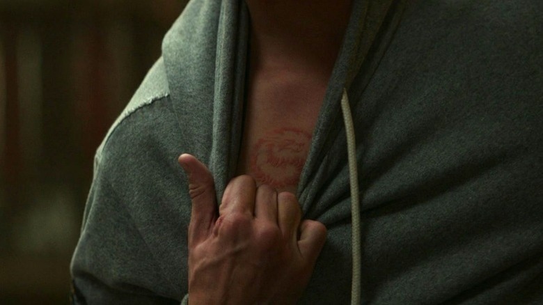Cole showing his arcana mark in Mortal Kombat 2