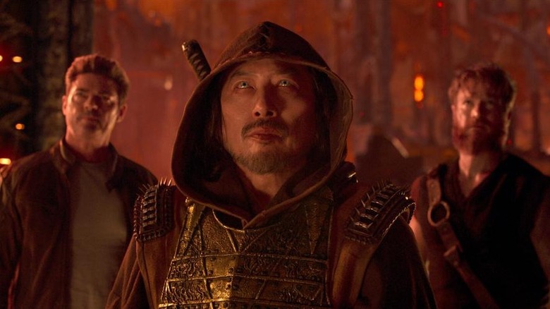 Johnny Cage, Scorpion, and Kano looking up in Mortal Kombat 2