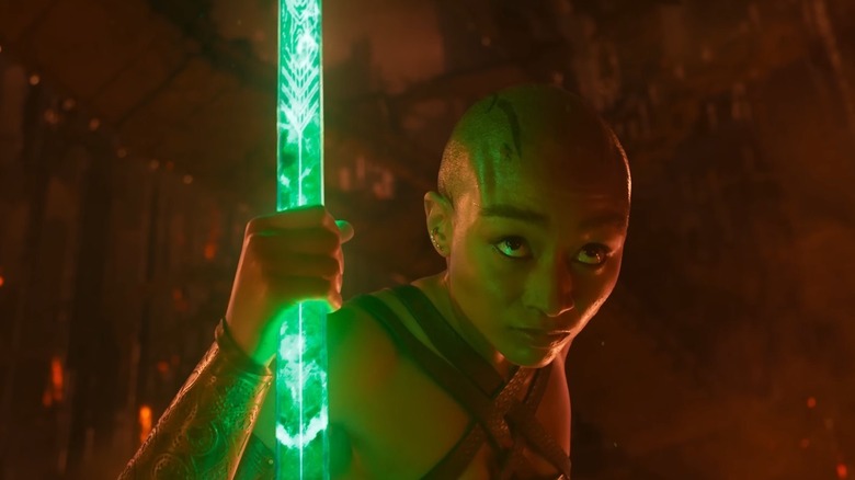 Jade holding a weapon in Mortal Kombat 2