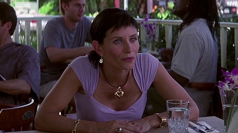 Gail Weathers wearing ugly bangs in Scream 3 (2000)