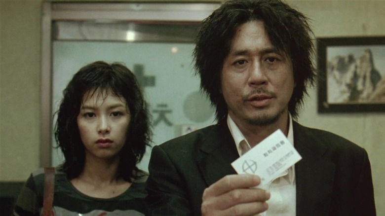Dae-su and Mi-do ask for information in 