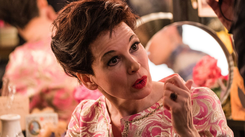 Judy Garland preparing for a performance in Judy (2019)