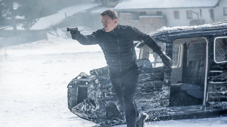 James Bond coming out guns a-blazing in Spectre (2015)