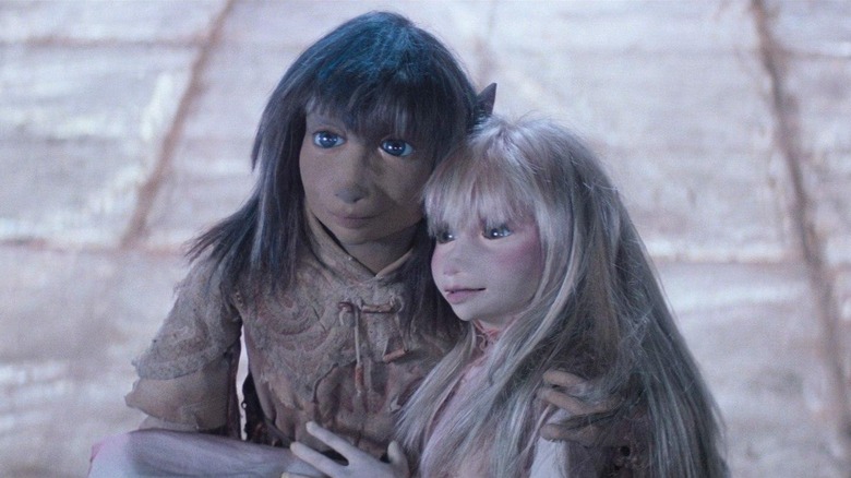 Jen and Kira holding one another in The Dark Crystal
