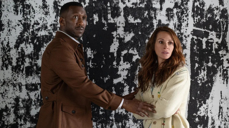 Amanda and G.H Scott taking residence at the abandoned home in "Leave the World Behind"