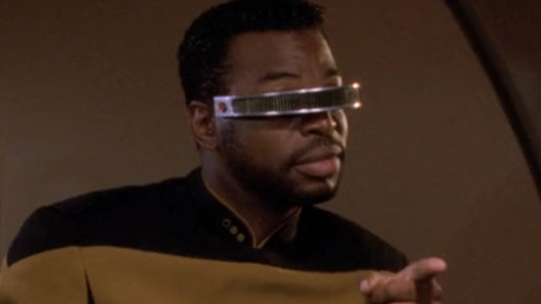 Geordi points at Riker in Star Trek: The Next Generation