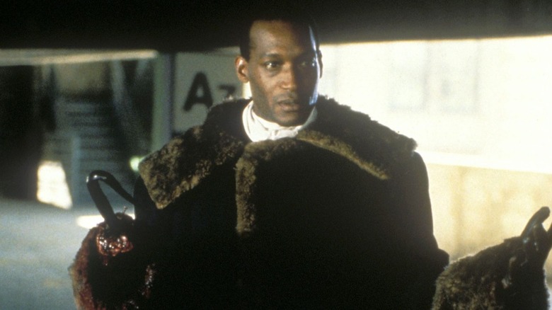 Candyman raises hands in corridor in "Candyman" (1992)