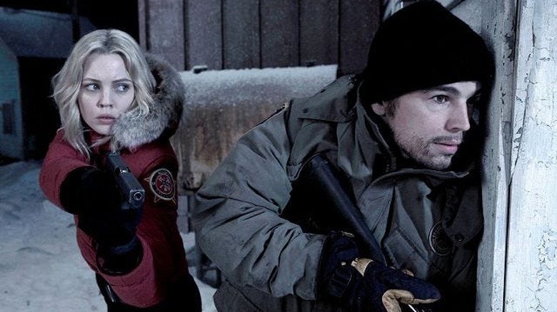 Civilians hide in an alley