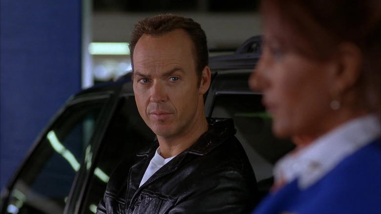 Ray looks at Jackie while she walks through the parking garage in "Jackie Brown" (1997)