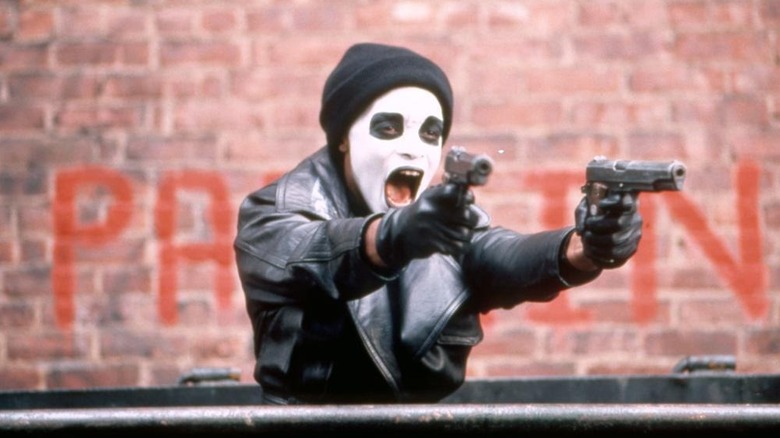 Anthony aims two guns in "Dead Presidents" (1995)