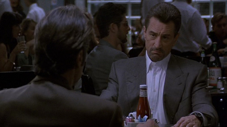 Robert De Niro talks to Al Pacino in "Heat" (1995)