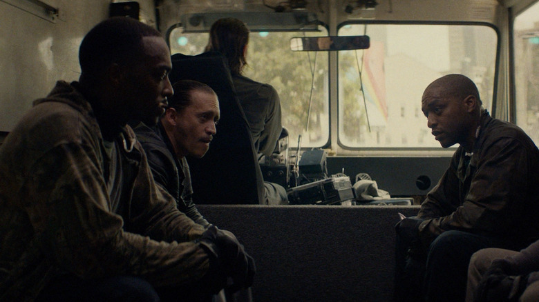 Anthony Mackie and Chiwetel Ejiofor in "Triple 9" (2016)