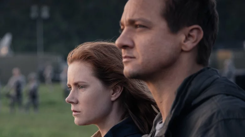 Jeremy Renner & Amy Adams in Arrival