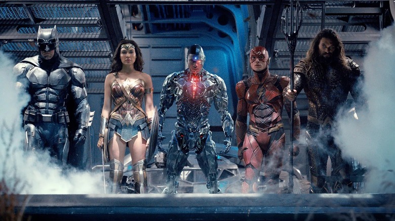Batman, Wonder Woman, Cyborg, Flash, and Aquaman lined up in Justice League