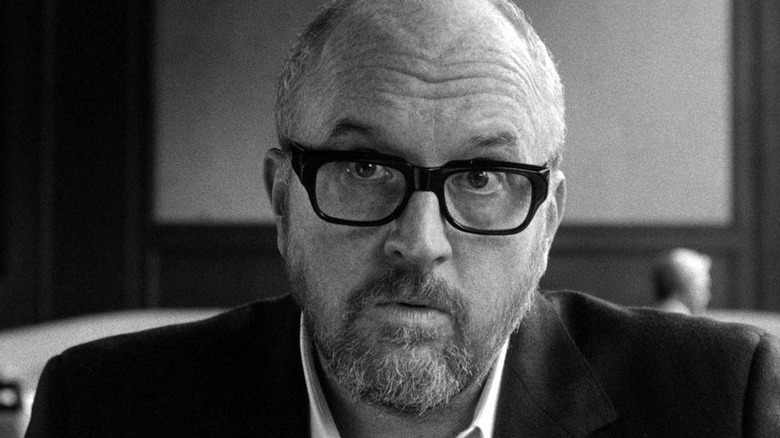   Louis C. K. wygląda na zmartwionego