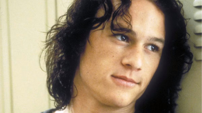   Heath Ledger opiera się o szafkę