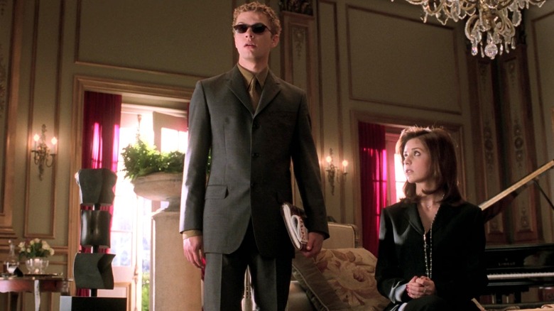 Kathryn Merteuil looking up at Sebastian Valmont in Cruel Intentions (1999)
