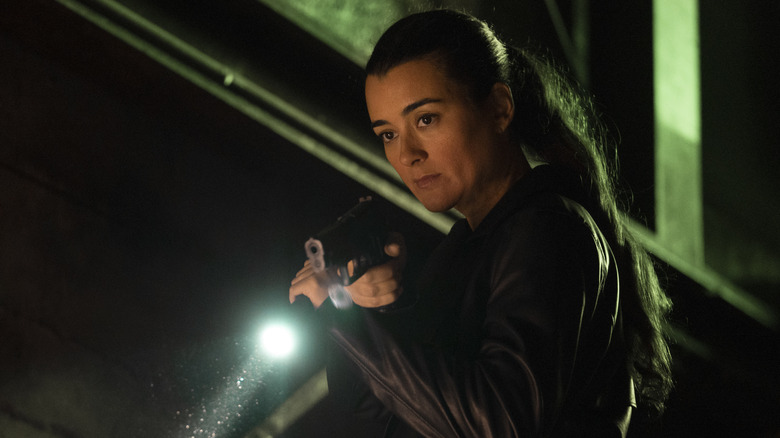 Ziva with flashlight and gun