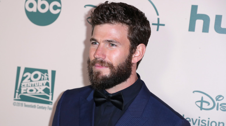 Austin Stowell posing