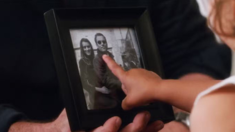 Baby Tali points to a picture of her parents in "NCIS"