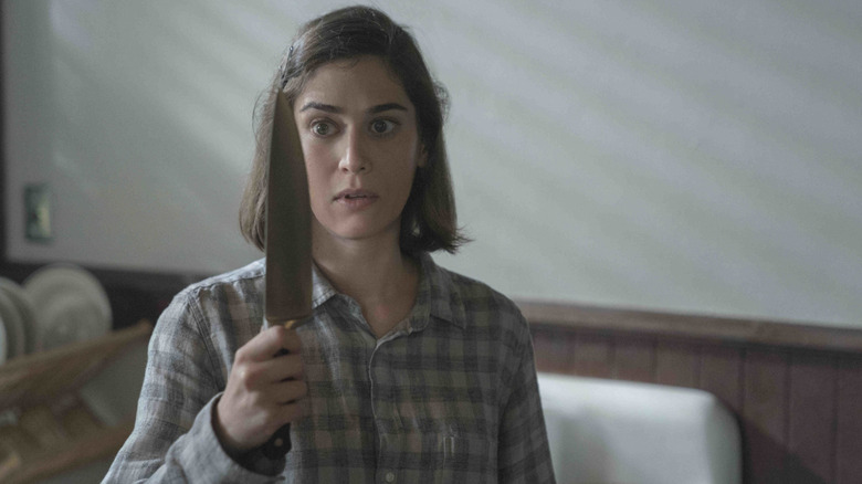 Annie Wilkes holding up a knife in Castle Rock