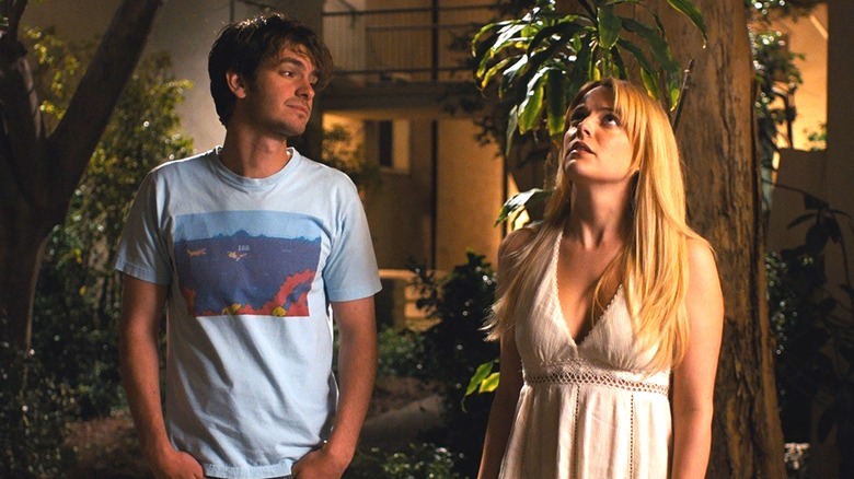 Sam looking at Sarah in 2018's Under the Silver Lake