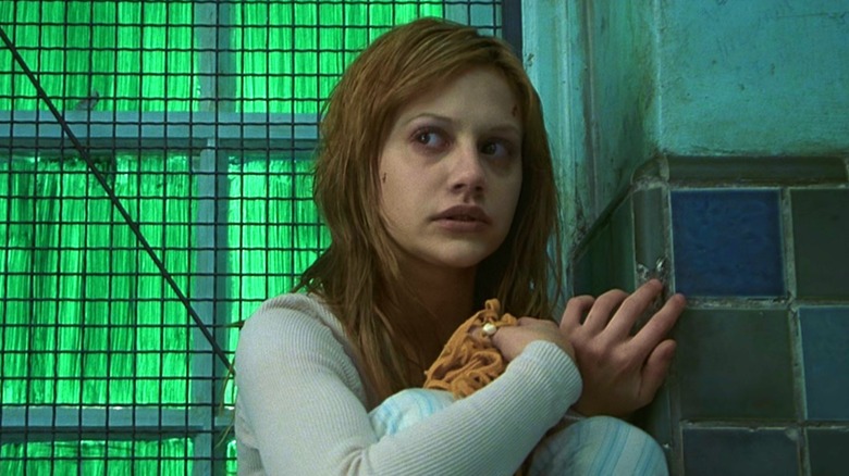 Elisabeth clutches her doll in the institution in Don't Say a Word (2001)