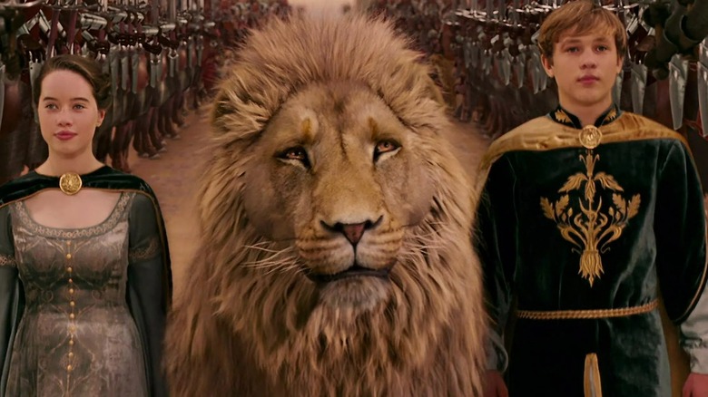 Aslan standing next to Susan and Peter in The Chronicles of Narnia: The Lion, The Witch, and the Wardrobe (2005)