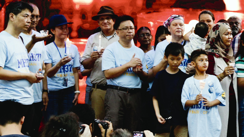 Crowd mourning MH370 victims