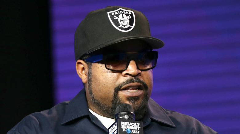 Ice Cube speaking into the mic