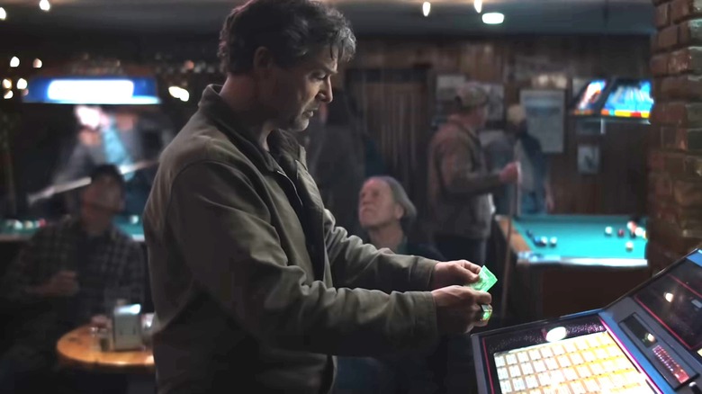 Hal Jordan making money with his power ring on Lanterns