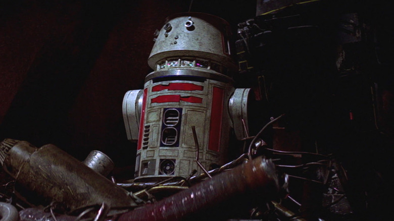 R5-D4 in scrap heap