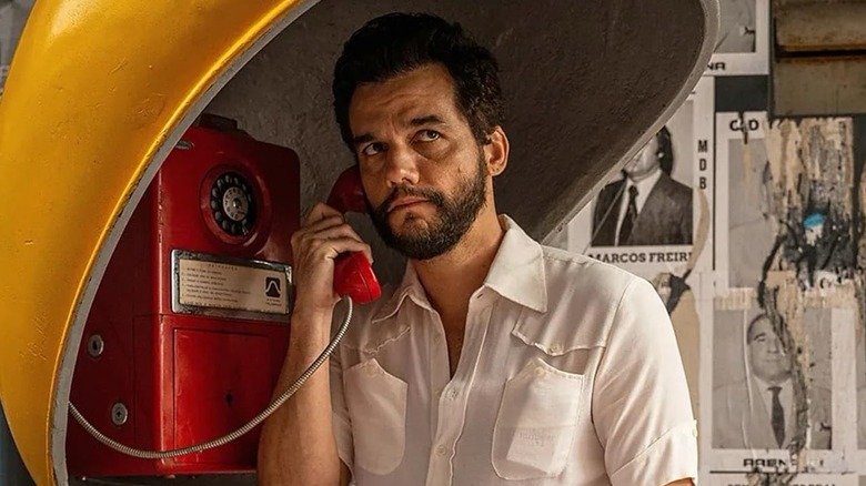Marcelo on the phone in The Secret Agent (2025)