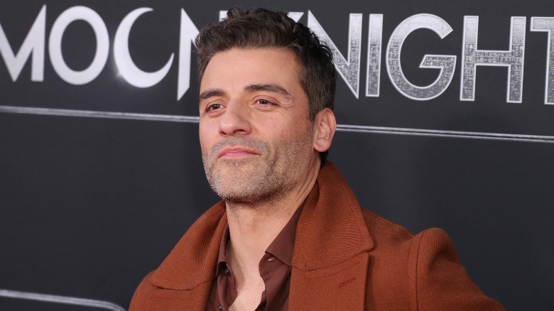  Oscar Isaac posant per a les fotos de la catifa vermella